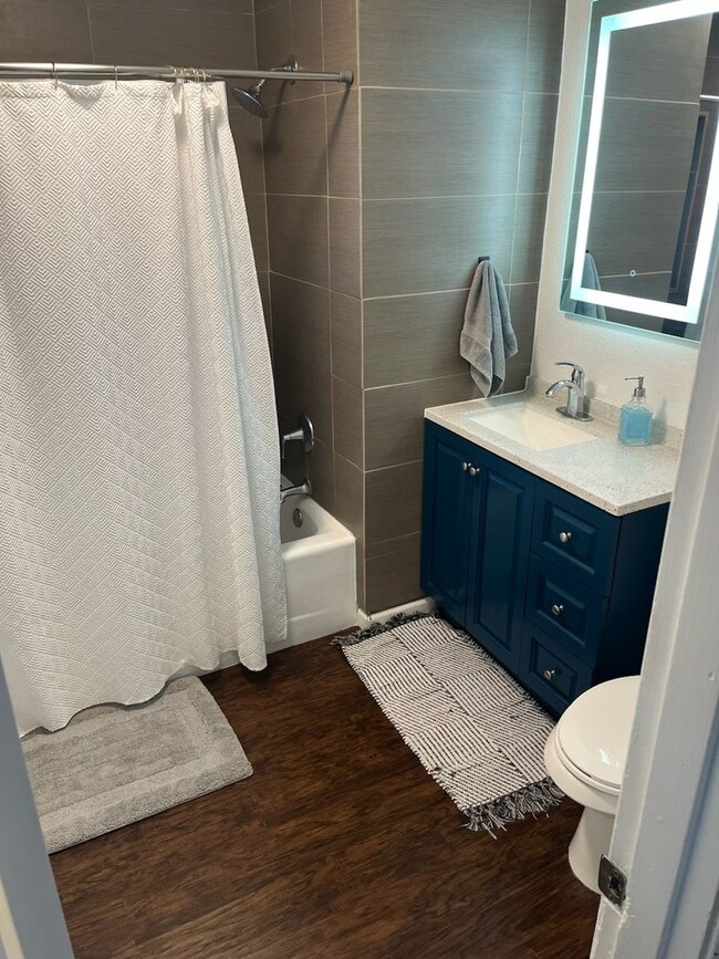 Building Photo - Discover the Allure of this Charming, Downtown 3 bedroom/2 Bath!