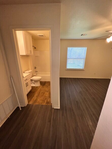 Building Photo - 5628 Humbert Ave