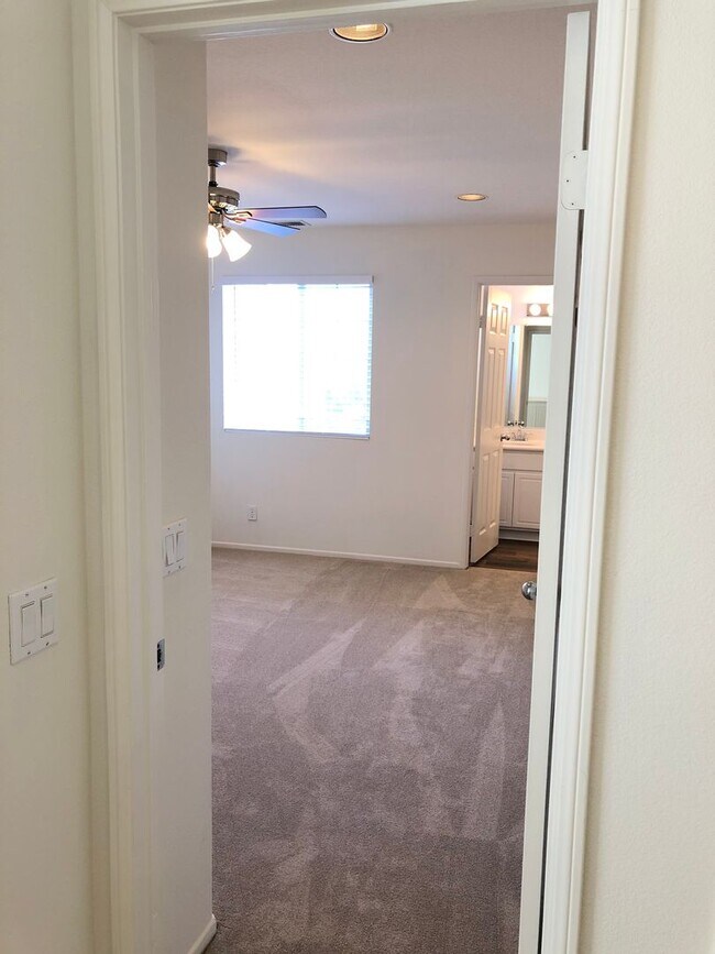 Building Photo - CHARMING 3 BR/2.5 BATH  " TWELVE PICKET LA...