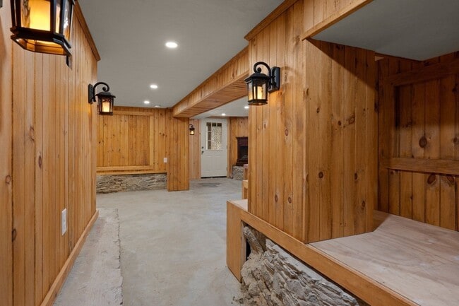 Building Photo - 1 Deer Is Rd