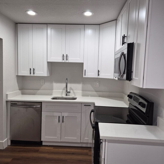 Building Photo - 5311 NE 10th Ave