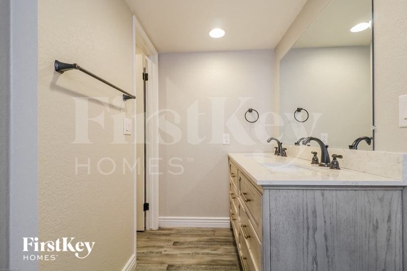 Building Photo - 4717 W Echo Ln