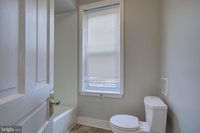 Building Photo - 2069 E Monmouth St