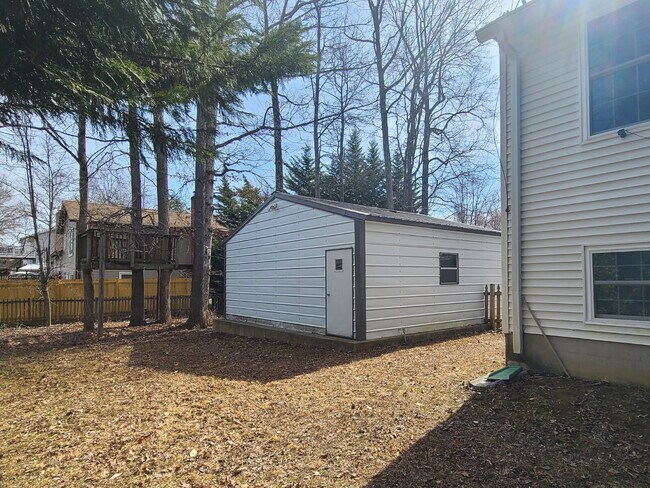 Building Photo - 3 BR, 2 BA Home with Garage and Fenced Yard