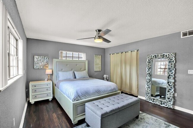 Building Photo - 6100 Gulfport Blvd S