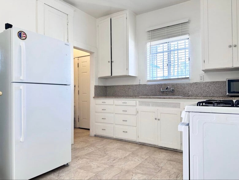 Building Photo - 1016 W 108th St