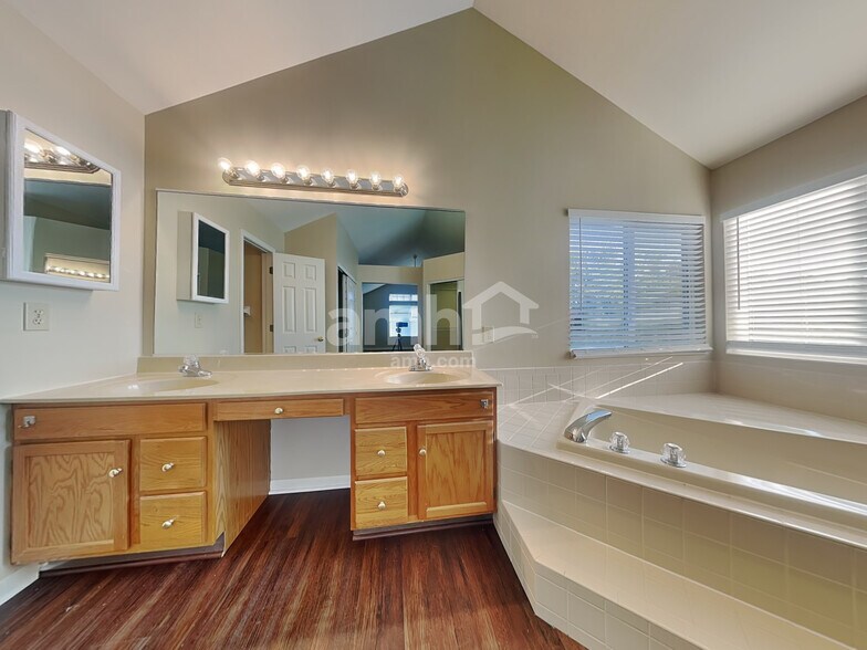 Building Photo - 8250 Pine Knoll Ct
