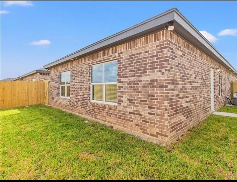 Building Photo - 2513 E Israel Ave