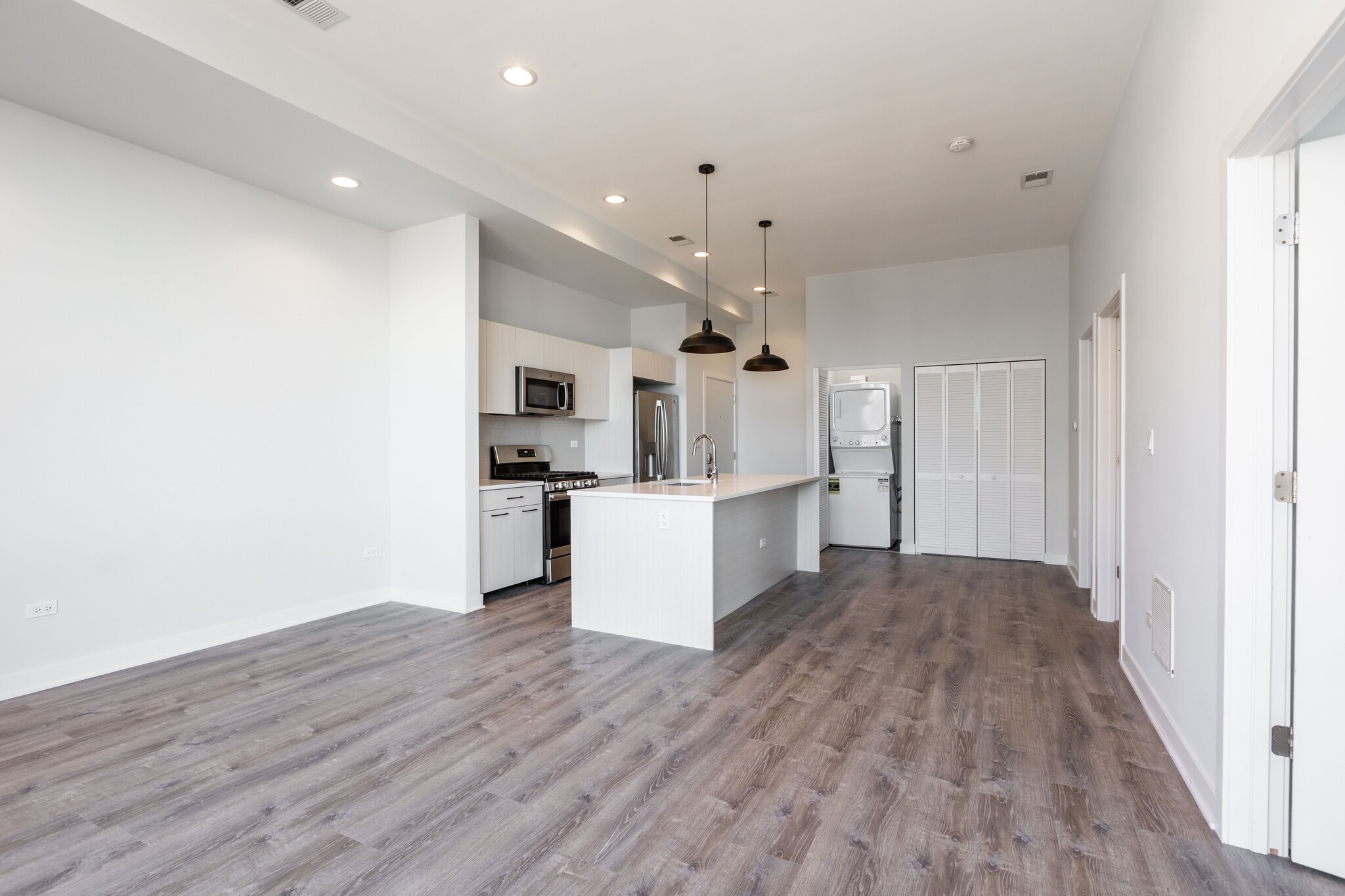 Building Photo - 2250 W Lawrence Ave