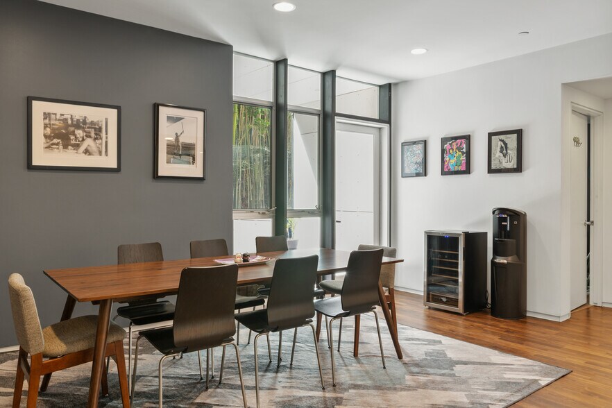 Building Photo - 825 N Kings Rd