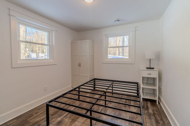 Building Photo - Quiet Cottage in the Trees