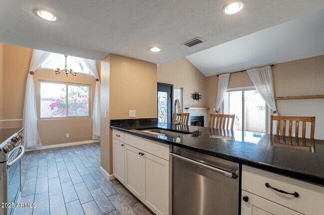 Building Photo - 2019 W Lemon Tree Pl
