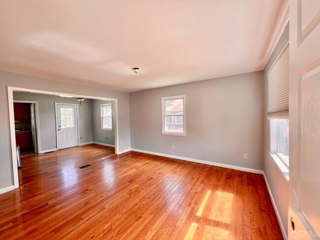 Building Photo - 52 Marconi Ave