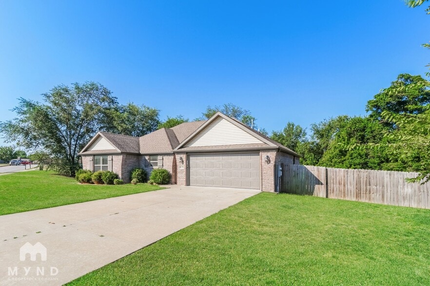 Building Photo - 2170 Hunter Dr