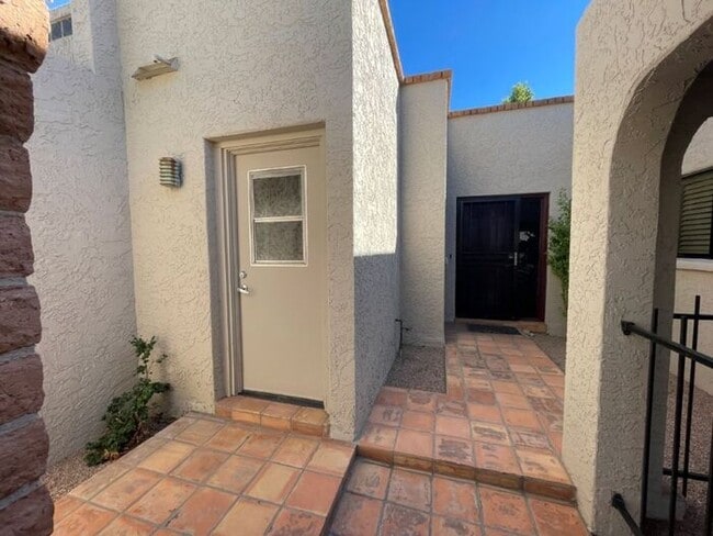 Building Photo - 913 E Beryl Ave