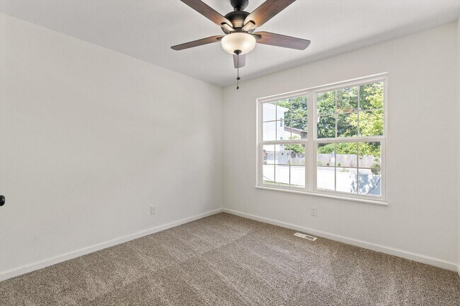 Building Photo - Knoxville 37912 - 3 bedroom, 2.5 bath all ...