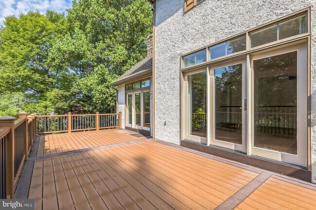 Building Photo - For Rent! Large 5-Bedroom, 3.5-Bath Home with Scenic Views