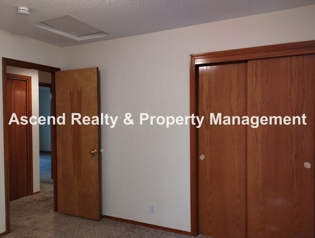 Building Photo - Ranch in Quiet Neighborhood with Fenced Ya...