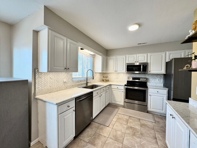 Building Photo - A Fabulous Home w/Water & Golf Course Views Available 05-04-26! Fenced Yard & Dog-Friendly!