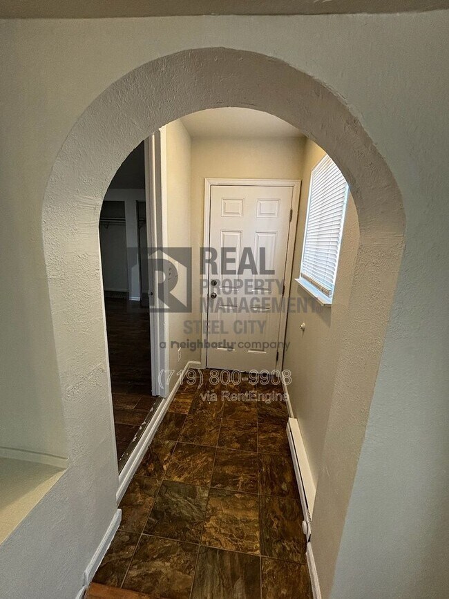 Building Photo - 927 E 1st St