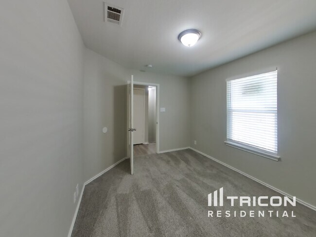 Building Photo - 9418 Live Point