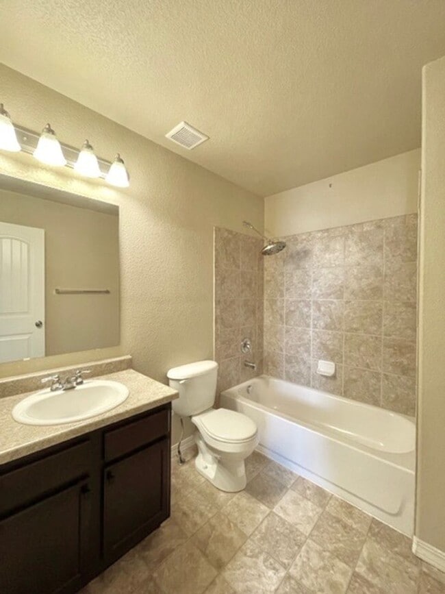Building Photo - 2 Story Home with 3 Bed, 2.5 Bath, 2 Car G...
