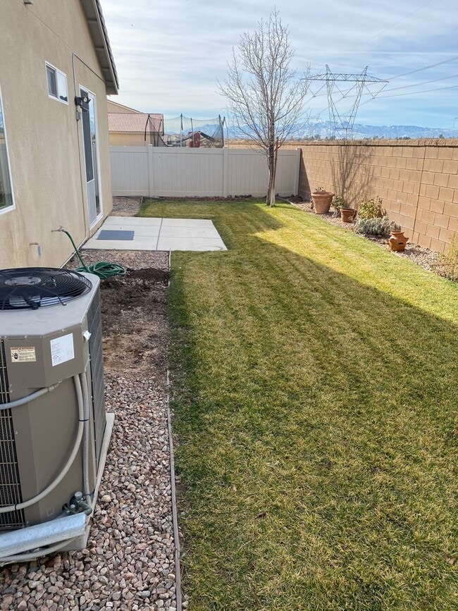 Building Photo - 3 BEDROOM VICTORVILLE HOME