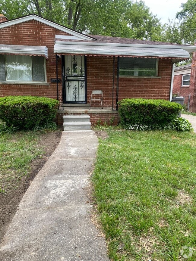 Building Photo - Freshly painted 3 bedroom, 1 1/2bath ranch...