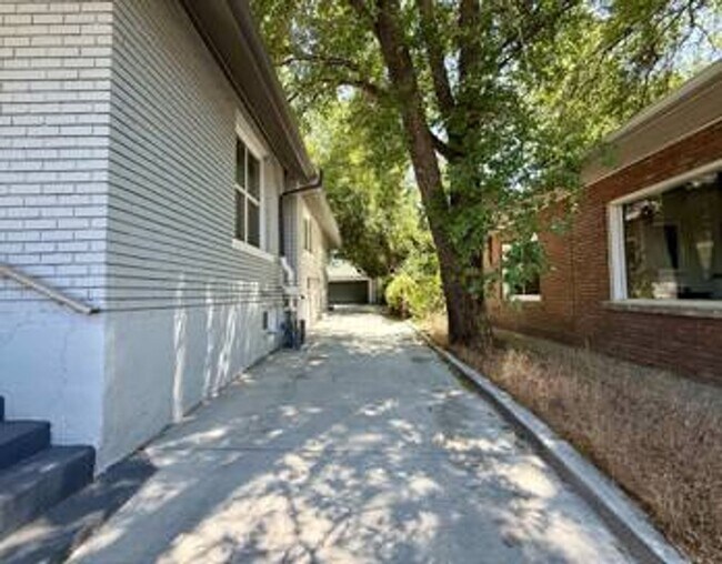 Building Photo - 652 E Roosevelt Ave