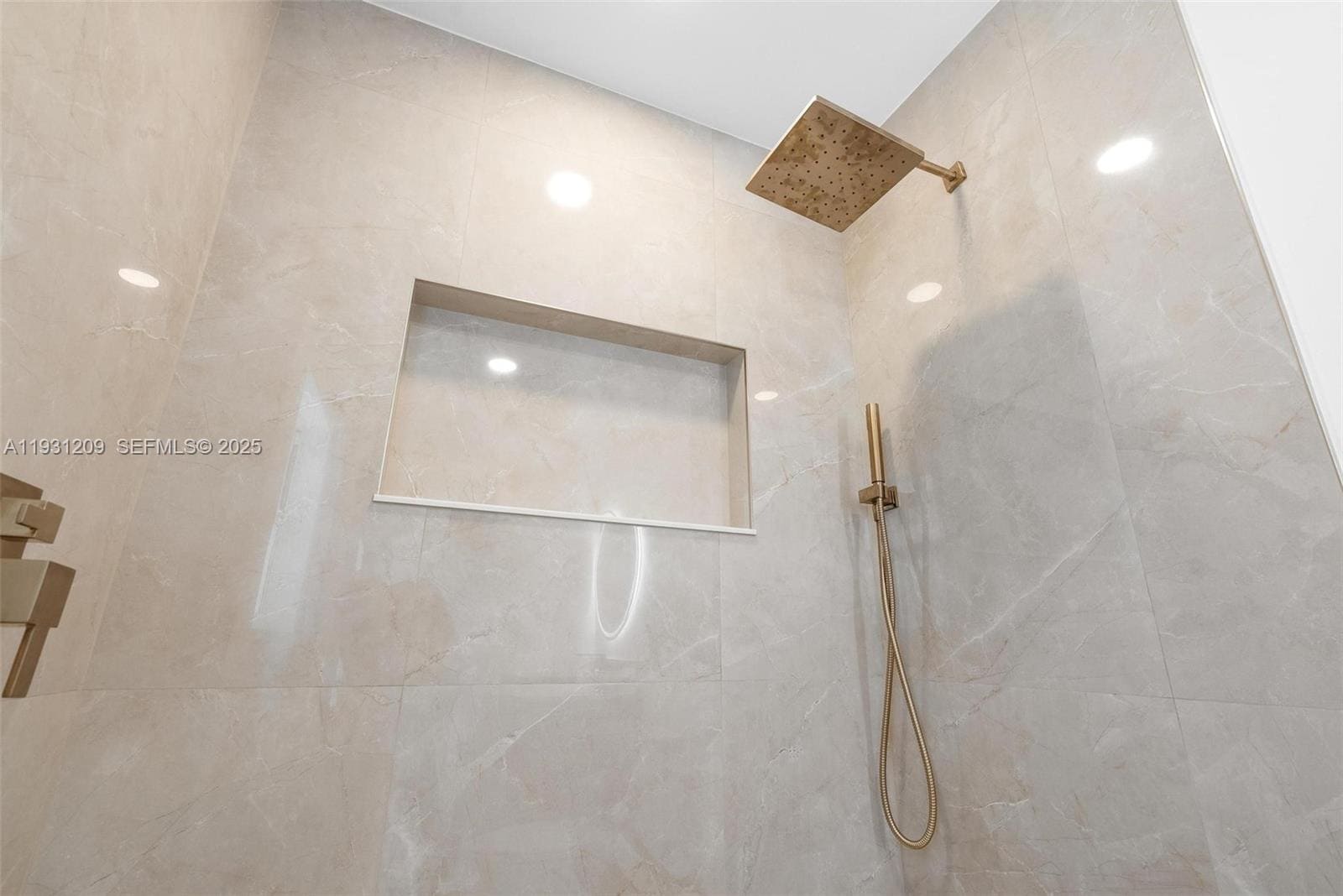 Building Photo - 102 SW 13th Ave