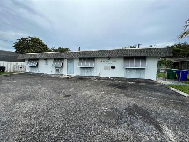 Building Photo - 2400 SW 42nd Ave