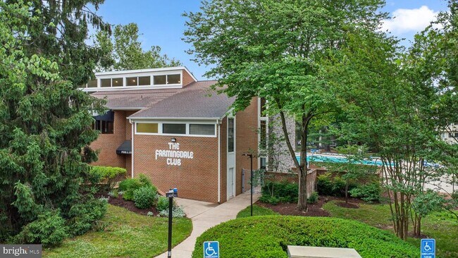 Building Photo - 18050 Chalet Dr