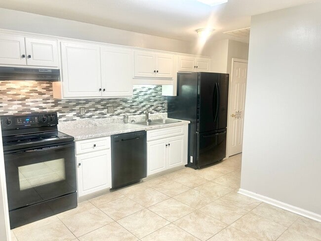 Building Photo - Charming 3BR Townhouse Near Shopping & Doctors Hospital