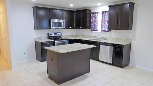 Building Photo - Open Floorplan in Fort Worth