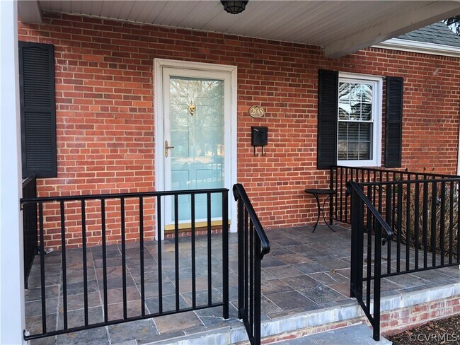 Building Photo - 208 Woodlawn Ave