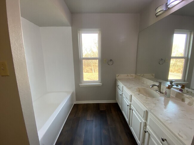 Building Photo - 9107 E 69th Pl