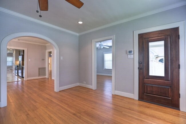 Building Photo - 2205 Brun St