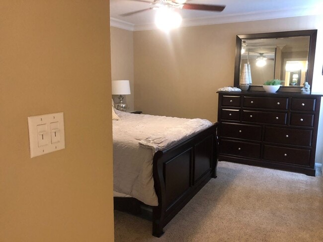 Building Photo - Ocean View 1 Bed/1 Bath in North Pacific Beach!