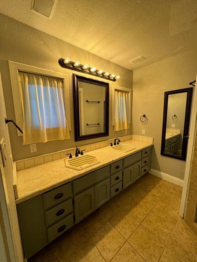 Building Photo - 3 bed 2.5 bath near Pacific Terrace
