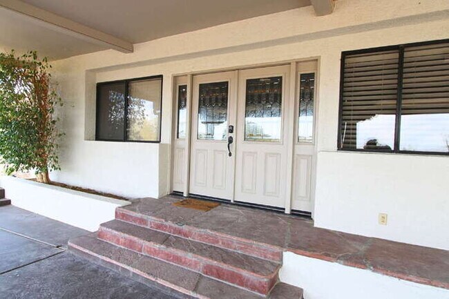 Building Photo - Stunning 2-beds, 2-baths Desert Retreat  in the highly desirable North Scottsdale area!