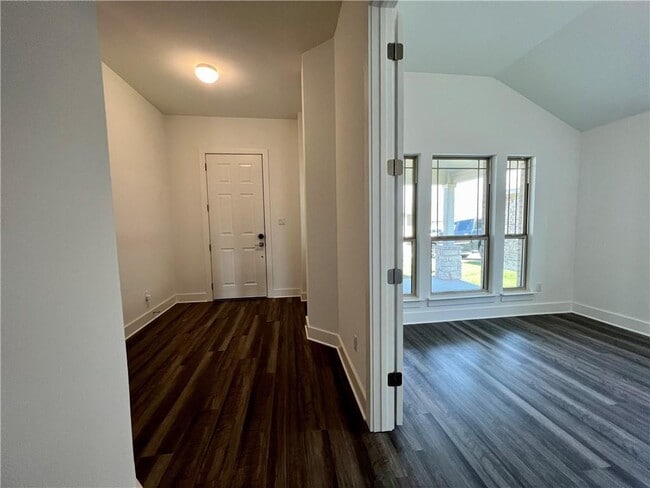 Building Photo - 577 Elm Green St