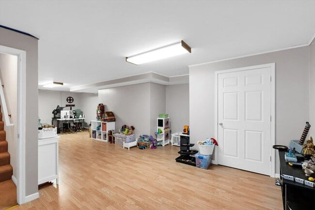 Building Photo - 3 Bedroom house with Finished Basement - Available August 2026