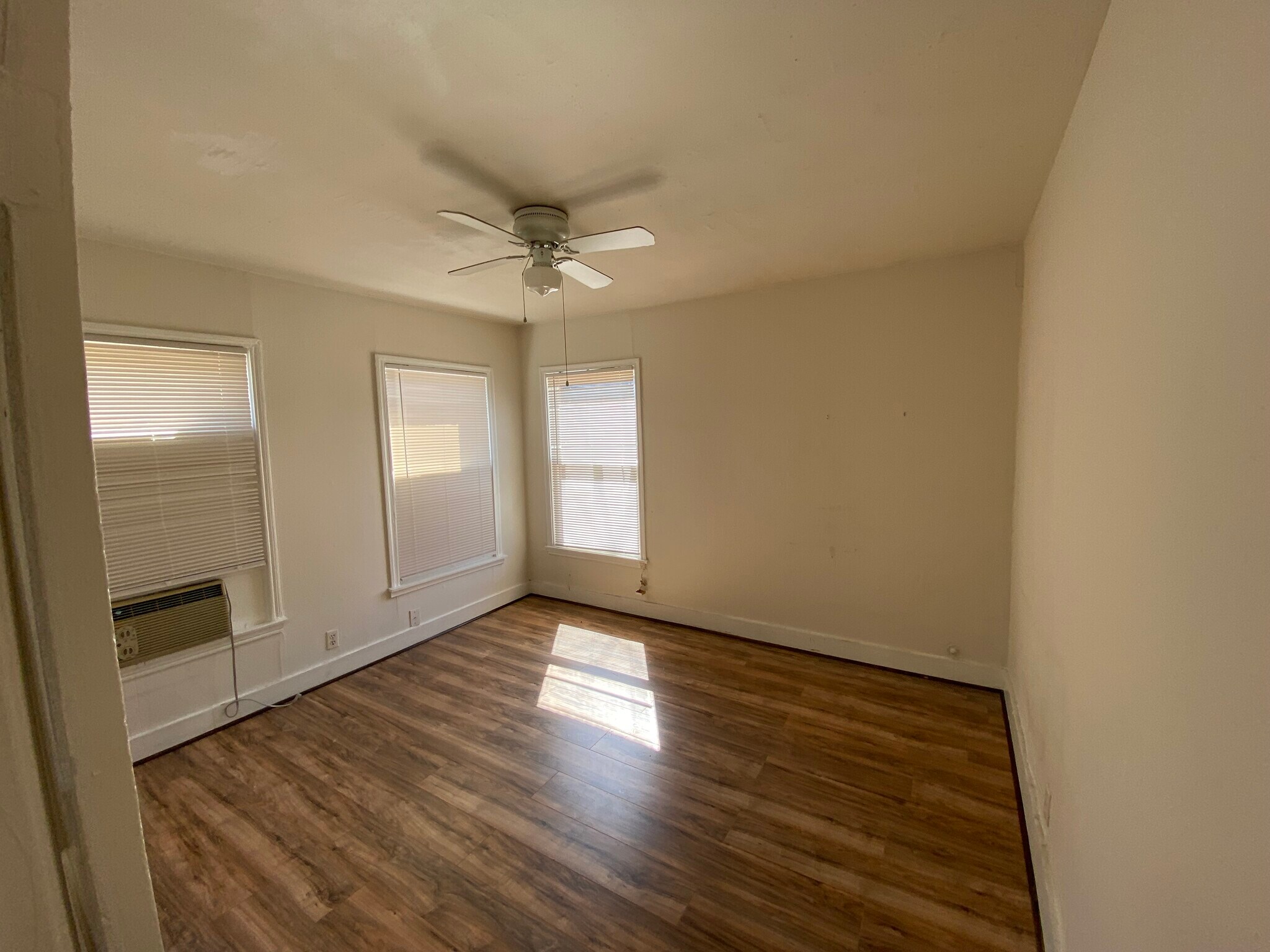 Building Photo - 4420 Roseland St