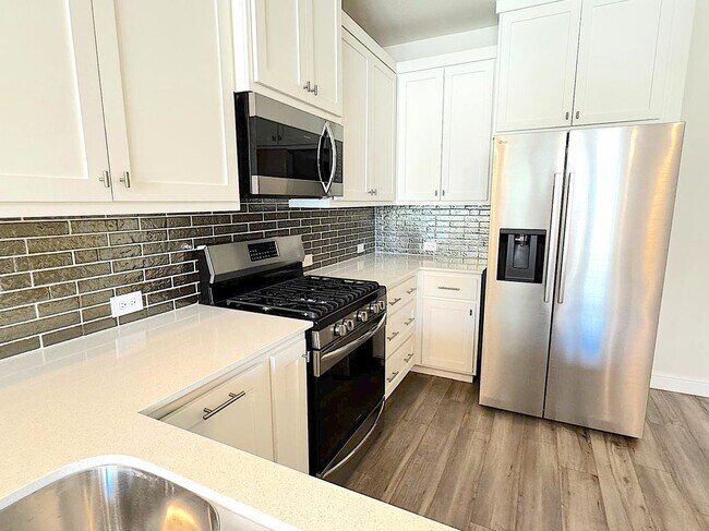 Building Photo - 925 Utica Dr