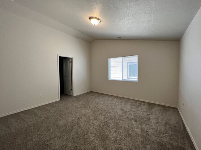 Building Photo - Modern 3 Bed 2 Bath!! Covered Patio!!