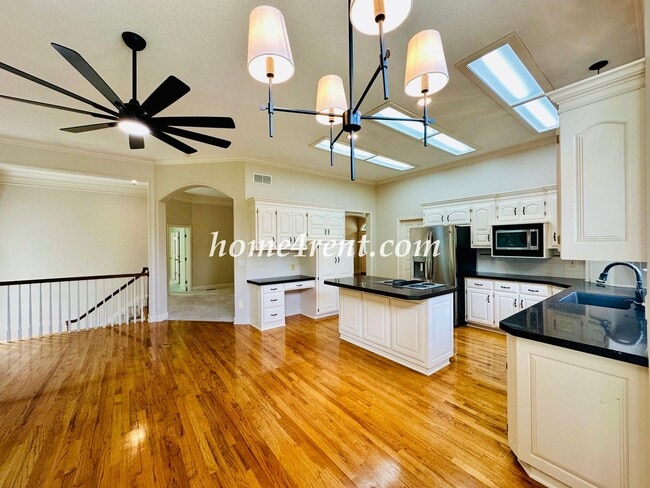Building Photo - Exceptional 1.5 Story Home in the Prestigious Loch Lloyd Community!