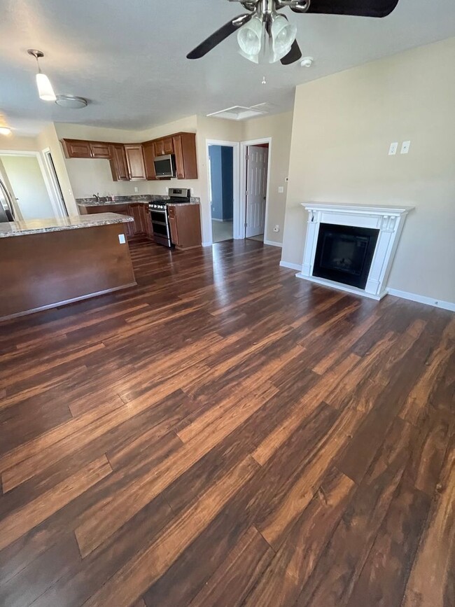 Building Photo - Single Family Home 2 bed For Rent in Quiet Neighborhood in SE Erie!