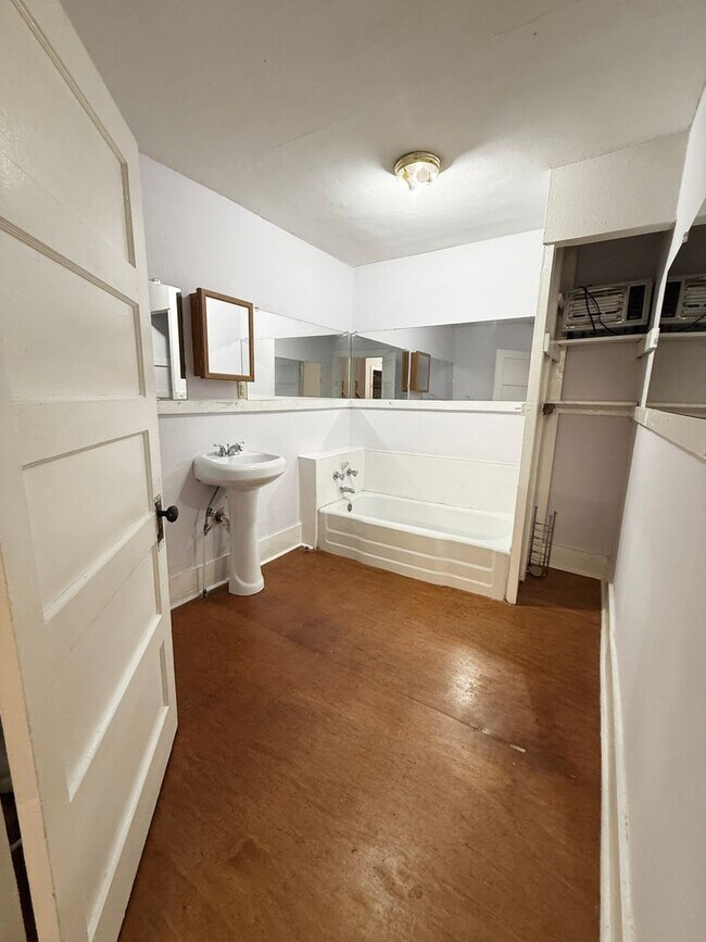 Building Photo - 506-506 Kingston Ave NE