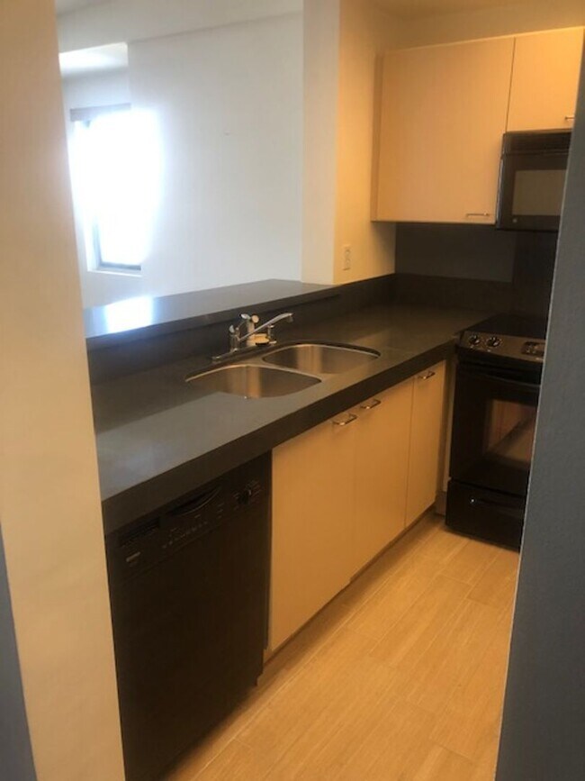 Building Photo - Large 1 bedroom 1 bath in Luxury High Rise...