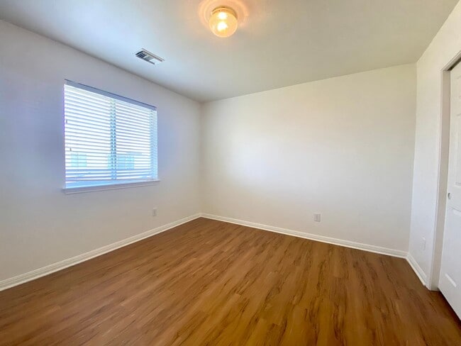 Building Photo - Lovely home in desirable Scofield Farms!